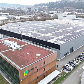 Luftaufnahme des Betriebsgebäudes von Novotegra in Tübingen mit integriertem PV-System